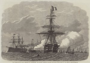 O festival naval internacional em Portsmouth, a capitânia do almirante britânico que retorna a saudação da frota francesa